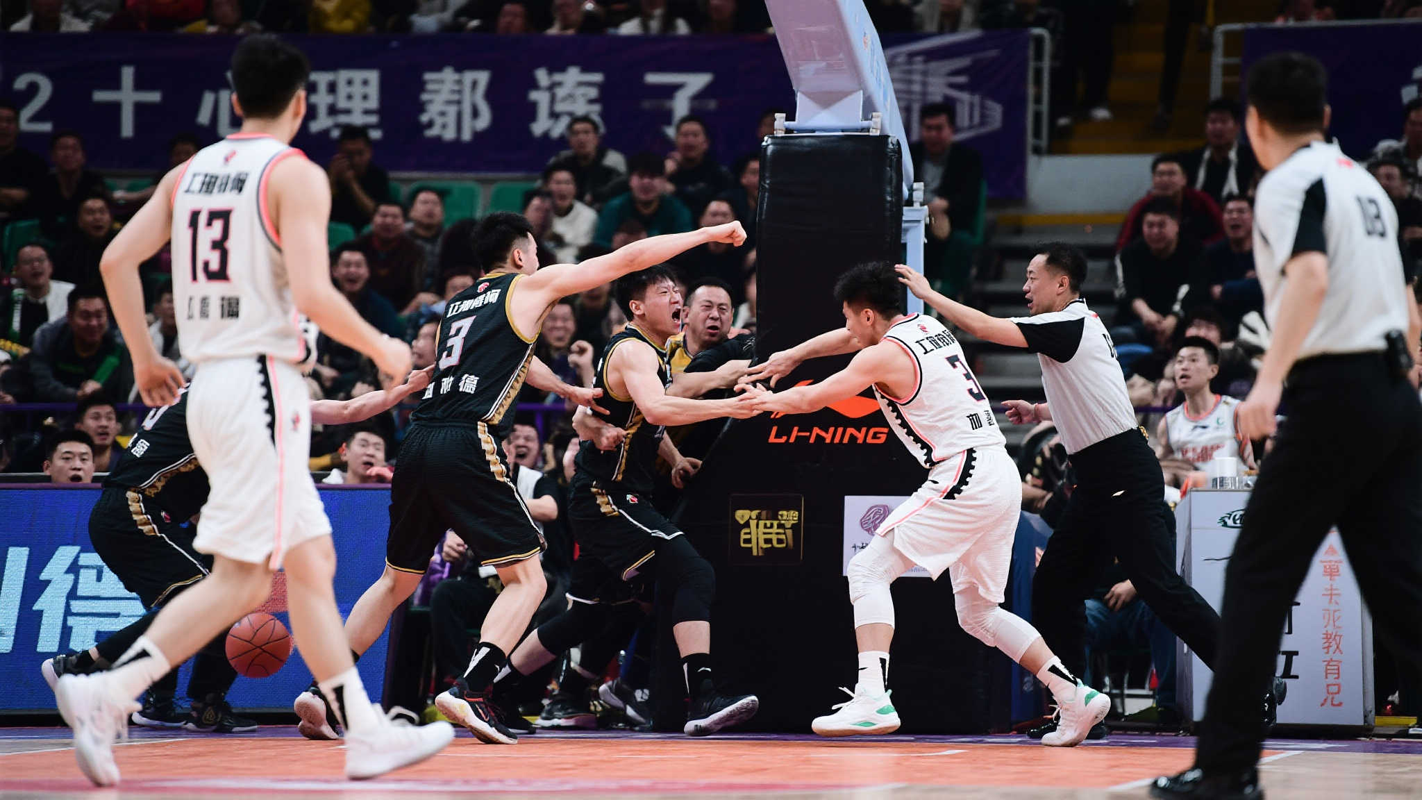 为何类似暴力事件频频出现？ 一些评论人士认为，目前