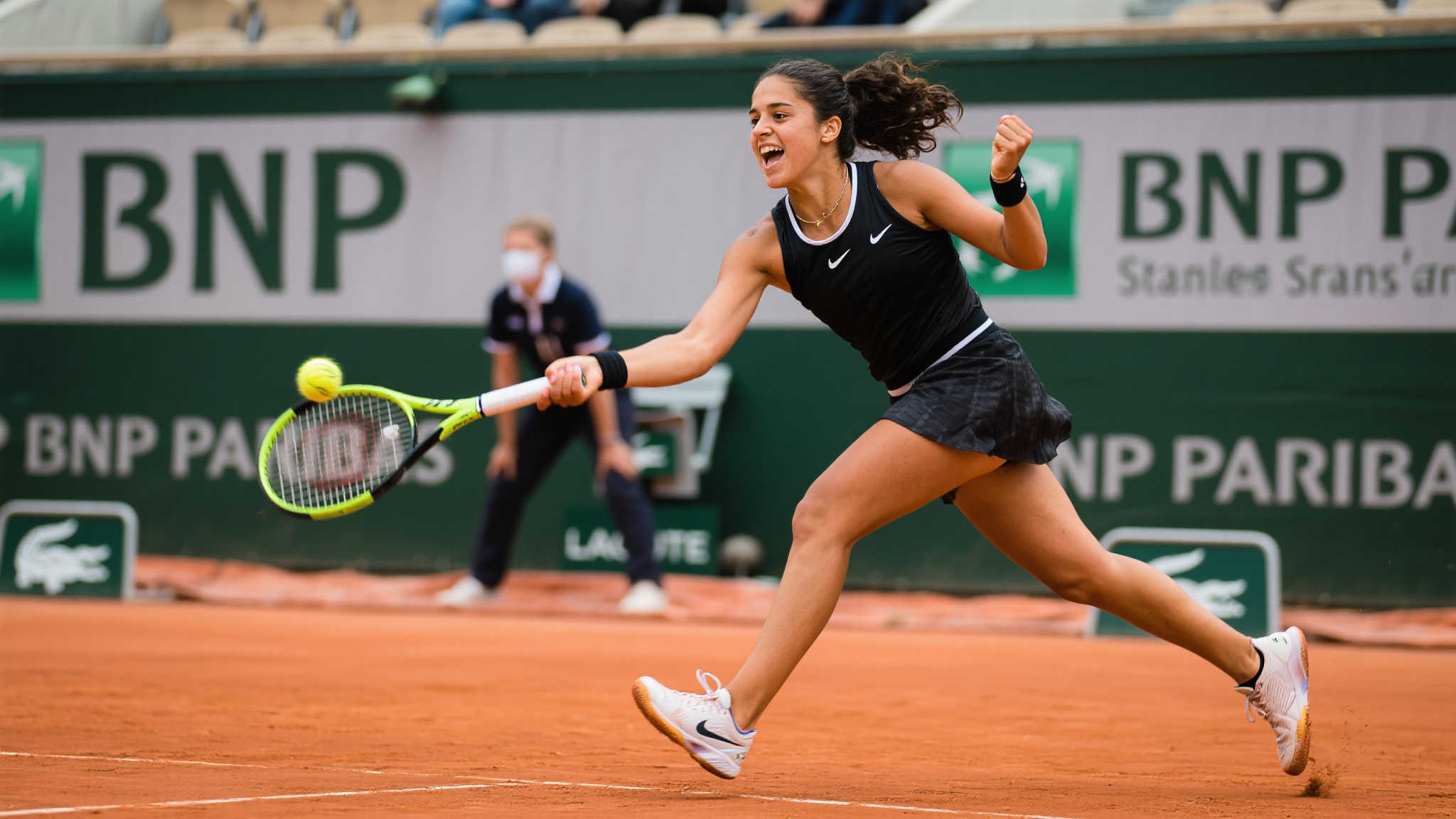 拉杜卡努力克卡萨金娜，顺利挺进斯特拉斯堡站第二轮